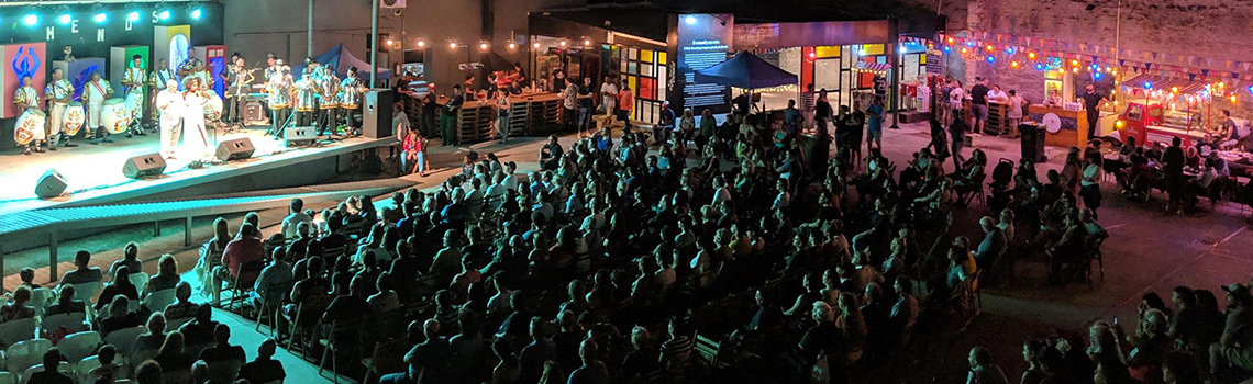 Público en la Plaza del Carnaval disfrutando del Tablado en una noche de Carnaval.