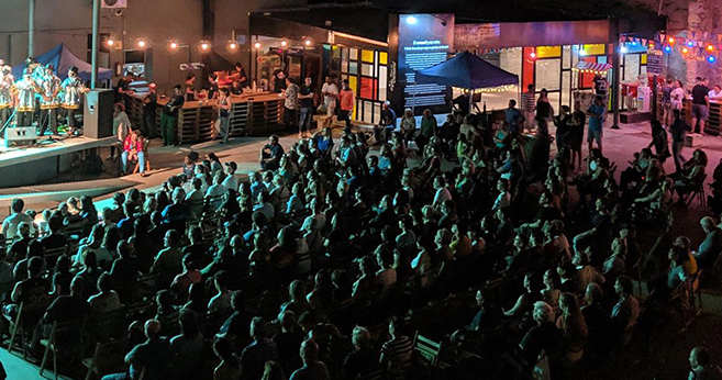 Público en la Plaza del Carnaval disfrutando del Tablado en una noche de Carnaval.